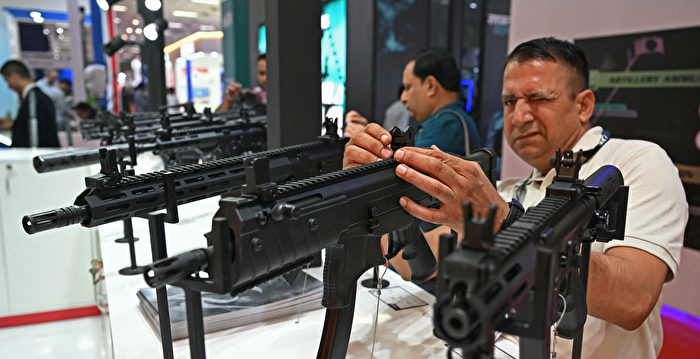 组图：印度国土安全展 陈列各式枪支武器