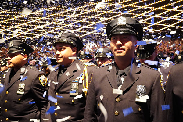 纽约市警校毕典 华裔警员将添五新人