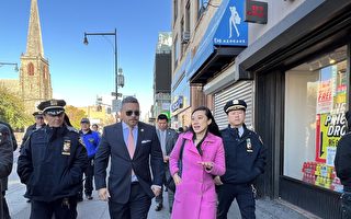 「安全感最重要」 紐約市警局長卡班走訪法拉盛