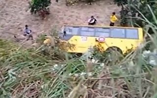 湖南怀化载17人校车侧翻 至少6人受伤