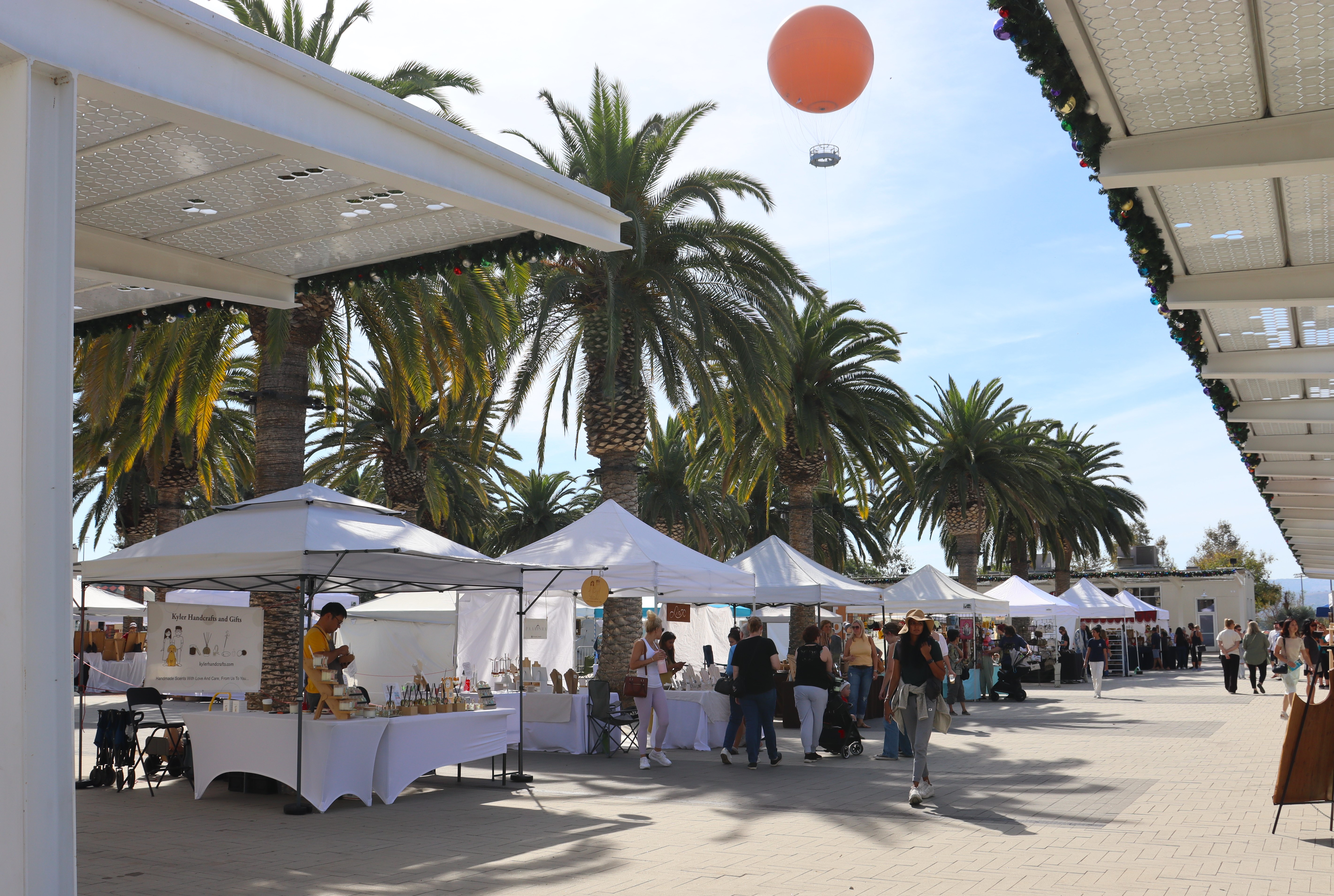 尔湾年度假日博览会让生活充满艺术气息| 尔湾美术中心| 手工艺品| 艺术品市场| 大纪元, image size:5685x3820