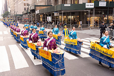 本報資料照。法輪大法腰鼓隊參加紐約市退伍軍人節遊行。