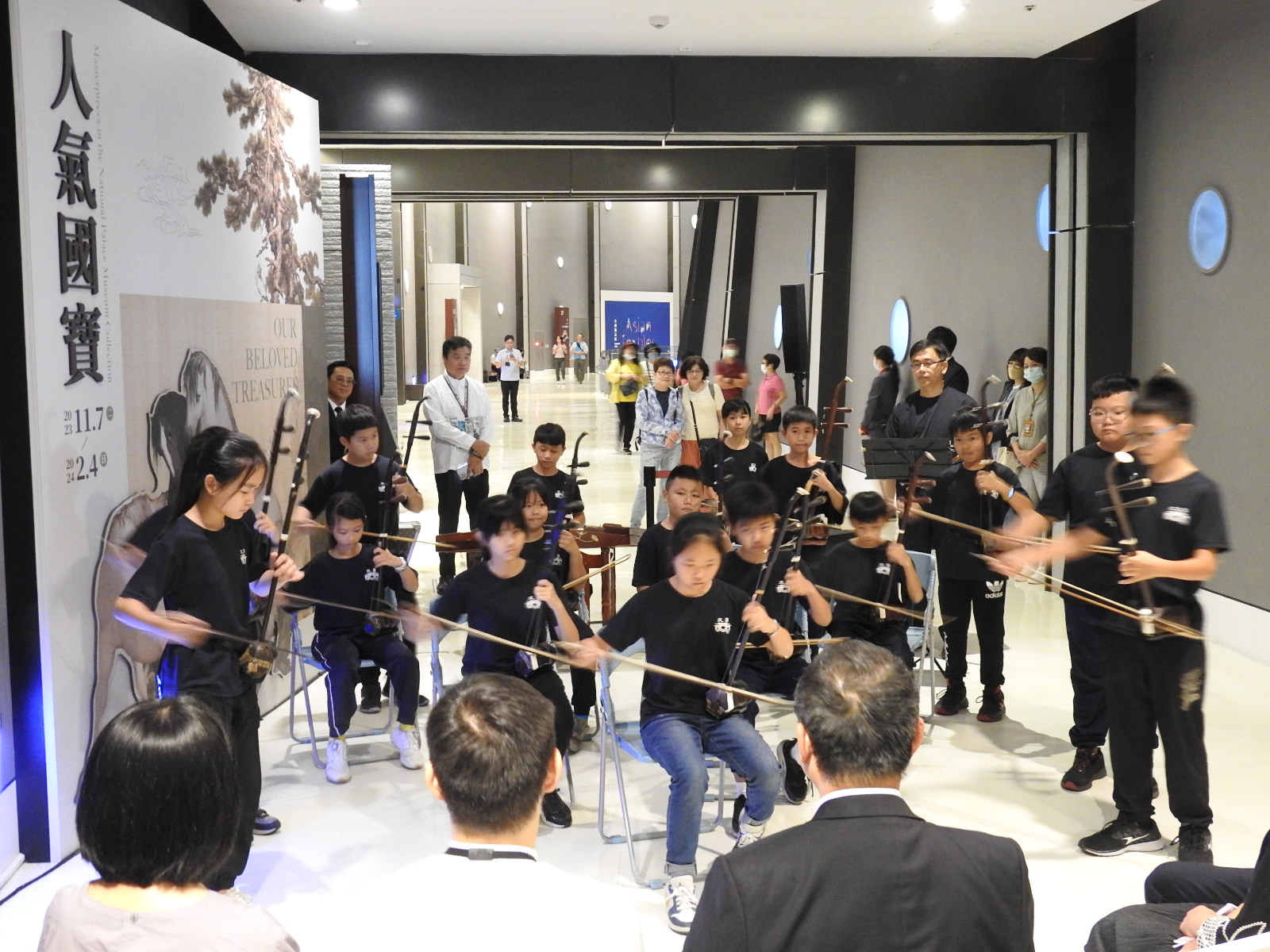 故宫南院“人气国宝展–拟真物象”主题展,由清代郎世宁〈百骏图〉领军开展,特邀嘉义县新港乡文昌国小师生在展厅外空间演出二胡名曲〈赛马〉,音乐与绘画艺术的主题交流,别有意趣。(蔡上海/大纪元)