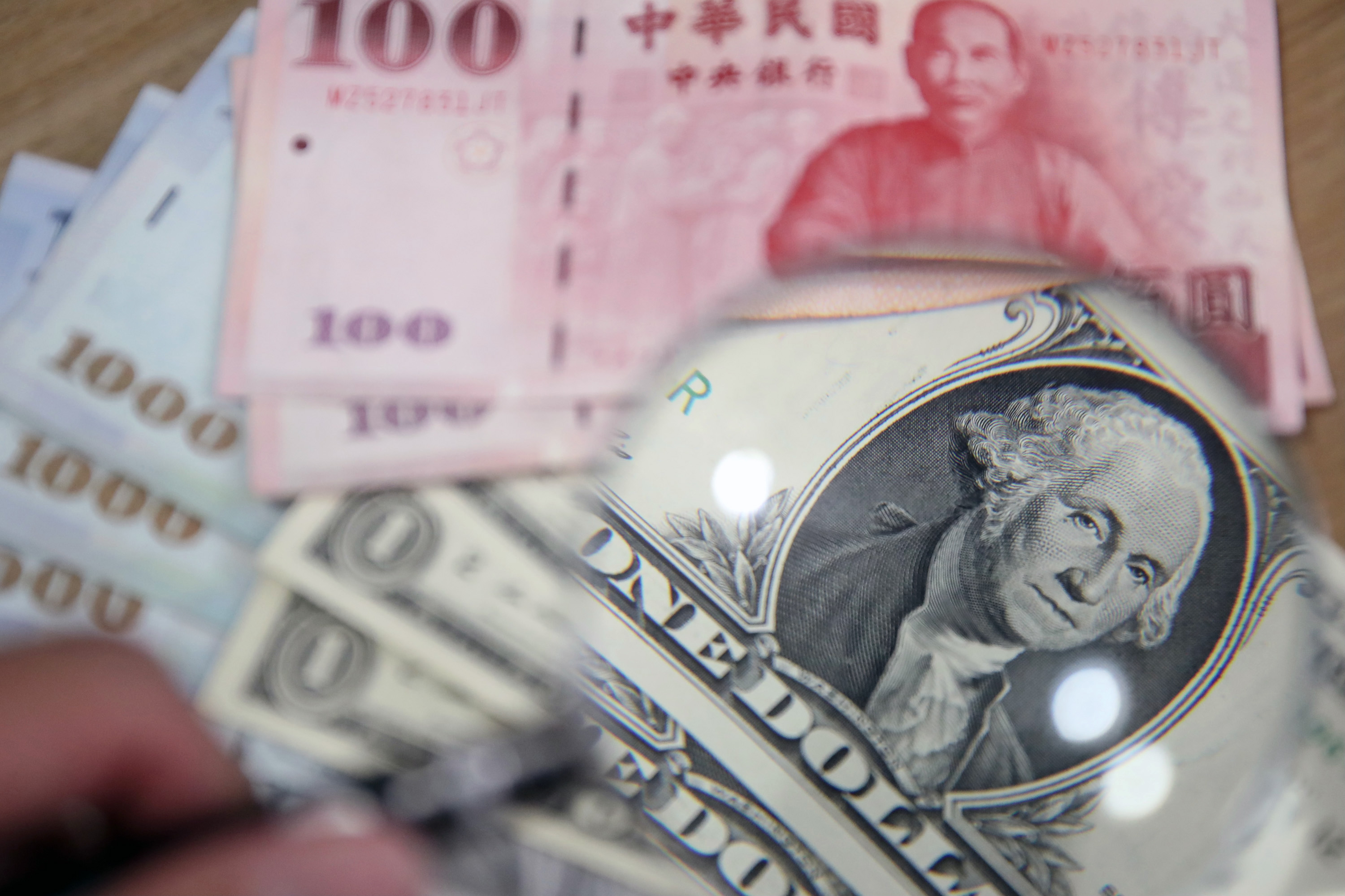 离岸人民币跌穿7.2关口创近两个月新低| 在岸| 大纪元