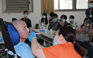帮老人刷牙降住院率 护理之家：“没口臭，笑容多了”