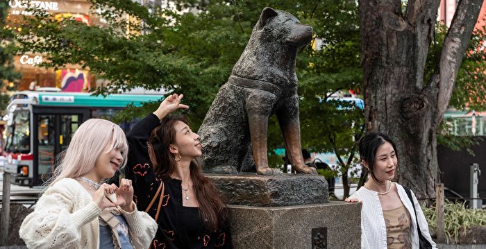 日本忠犬八公百岁冥诞 游客争相与铜像合照