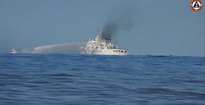 数十中共船包围菲国补给船 外媒目击霸凌行为