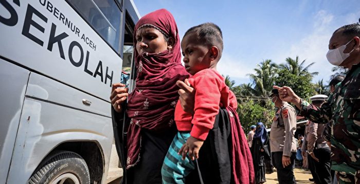 缅甸难民船抵印尼 约100名罗兴亚人获救