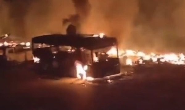 湘西苗寨停车场起火 多处房子、汽车被烧毁