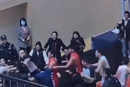 四川城市籃球聯賽 綿陽隊和涼山隊打群架