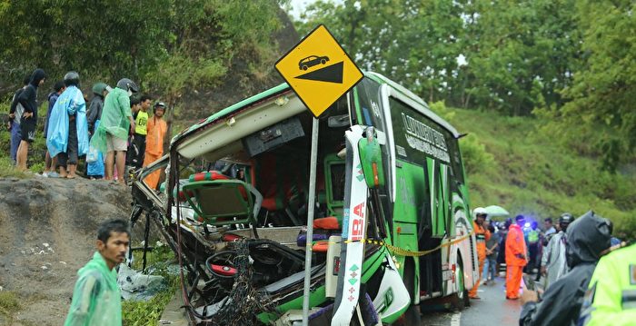 印尼火车和巴士相撞 至少11死多人伤