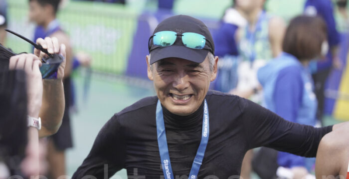 跑步时在车旁更衣被偷拍 周润发友善反应获赞