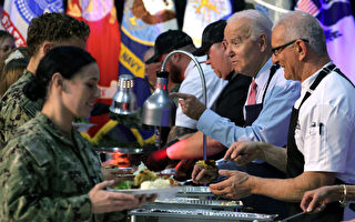 組圖：慶感恩節 拜登夫婦穿圍裙為海軍備餐