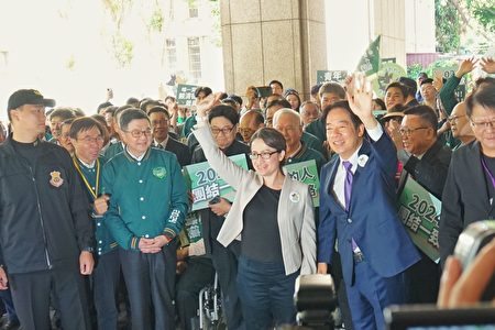 民進黨正副總統參選人賴清德（右）與蕭美琴（左），21日前往中選會完成登記參選，下車後跟現場支持者與媒體打招呼。
