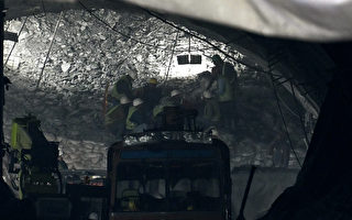 被困隧道九天 印度工人首次出现在镜头前