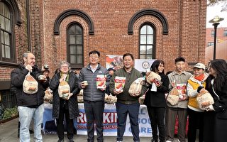 纽约州众议员金兑锡派140份火鸡和韩国泡菜
