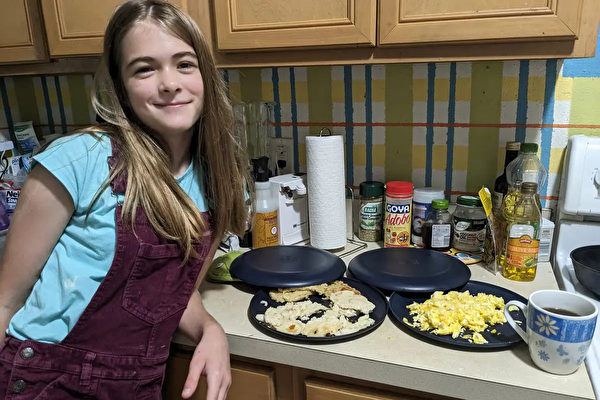12岁女孩第一次为家人做早餐 母亲深感自豪