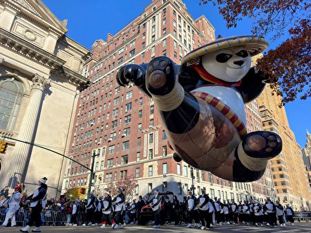 （圖三）2023年11月23日，紐約市梅西百貨舉行第97屆感恩節大遊行，功夫熊貓造型的巨型氣球行經上西城。