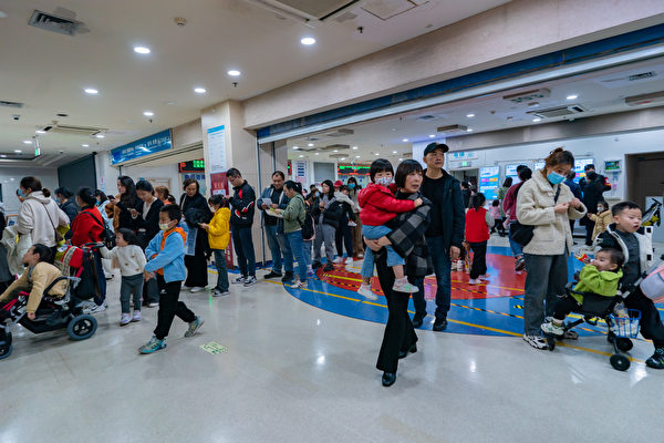 2023年11月23日，重慶醫院兒科人滿為患。（CFOTO/Future Publishing via Getty Images△）