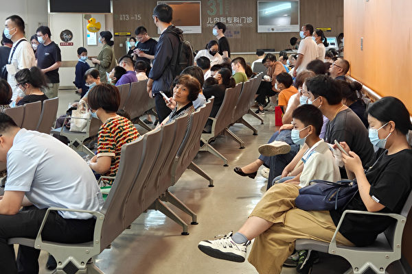 2023年9月25日，上海市醫院兒科擠滿了人。（CFOTO/Future Publishing via Getty Images△）