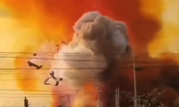 河南焦作一工厂爆炸 腾起蘑菇云状橙色烟雾