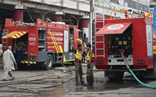 巴基斯坦购物中心起火 至少10死22伤