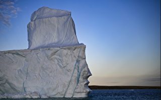 搁浅三十年后 世界上最大冰山之一正漂出南极水域
