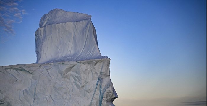 搁浅三十年后 世界上最大冰山之一正漂出南极水域