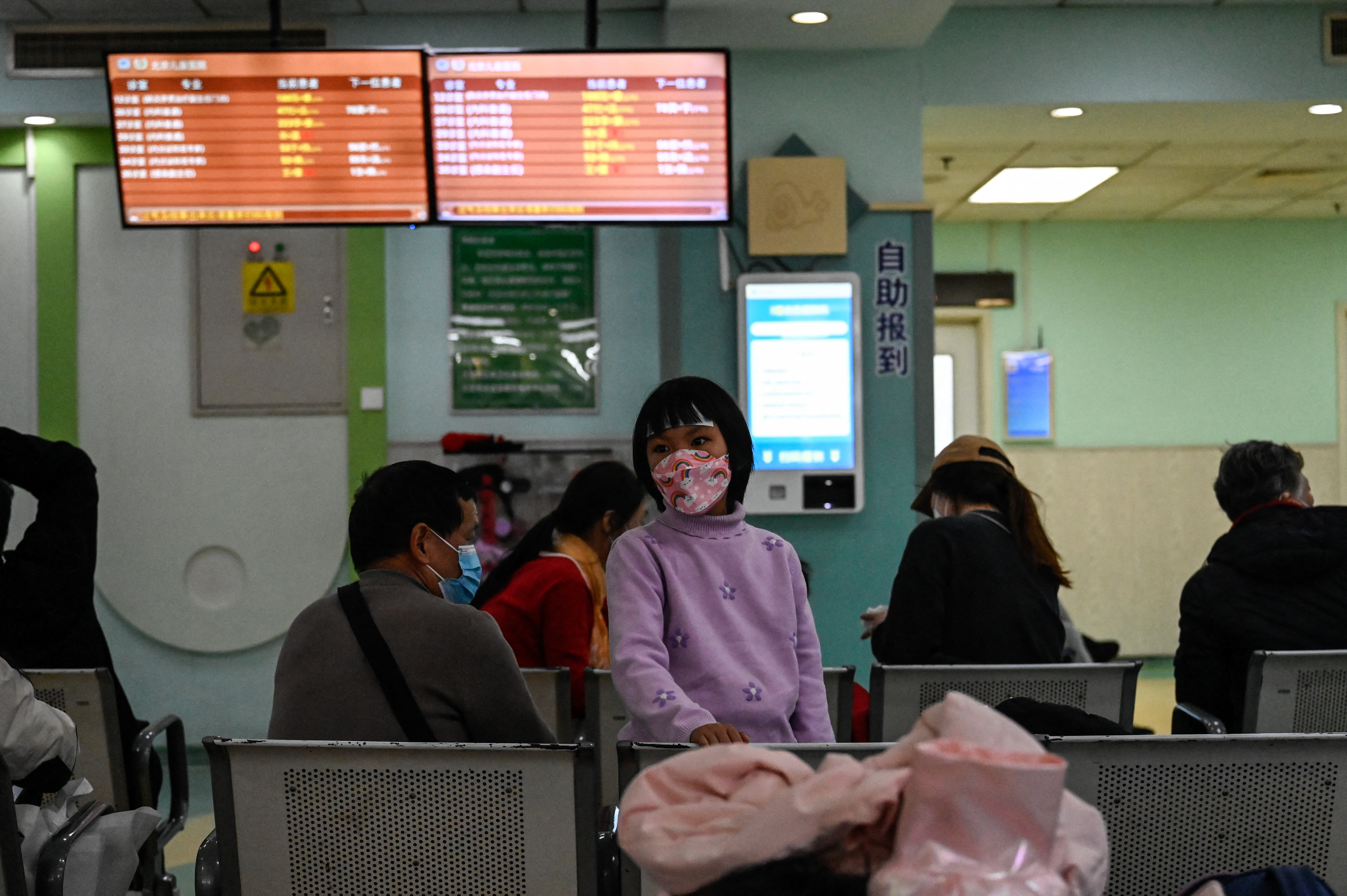 圖為2023年11月23日北京一家兒童醫院候診的兒童。(Jade Gao/AFP)