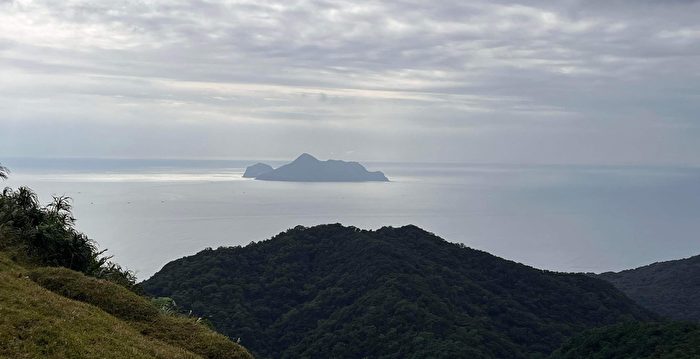 新北五分山壮观芒花景色 一览无遗山海美景