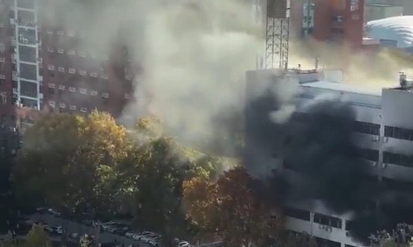 河北科技大学教学楼起火 疑实验室出事故
