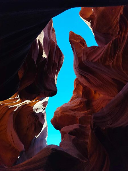 下羚羊峽谷，這個著名的狹縫型峽谷位於大自然的鬼斧神工下，吸引著無數攝影愛好者和遊客。