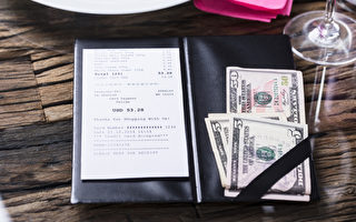 新澤西餐館是否自動在賬單上添加小費？