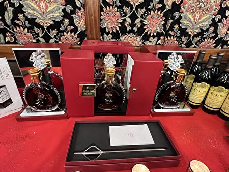 儀式上展示的三瓶名酒「路易十三」。