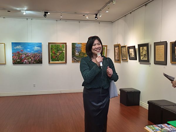 北一女加拿大校友會12月2日舉辦「綠藝盎然」藝文雙年展。圖為參展者分享。（邱晨／大紀元）
