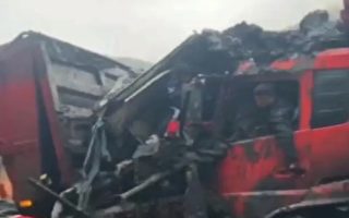 遭两货车夹击 贵州一中巴车报废 致3死3伤
