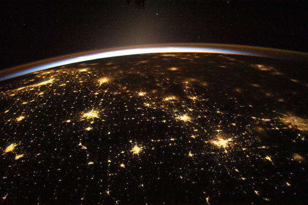 从太空中看地球日出 NASA分享美照