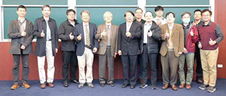 长庚大学资工系、AI学士学位学程联合毕展，汤明哲校长（左五）与贵宾、师长于开幕式合影。