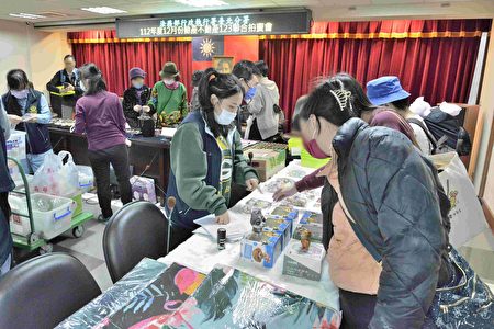 台北分署拍賣會，搶購人潮踴躍。