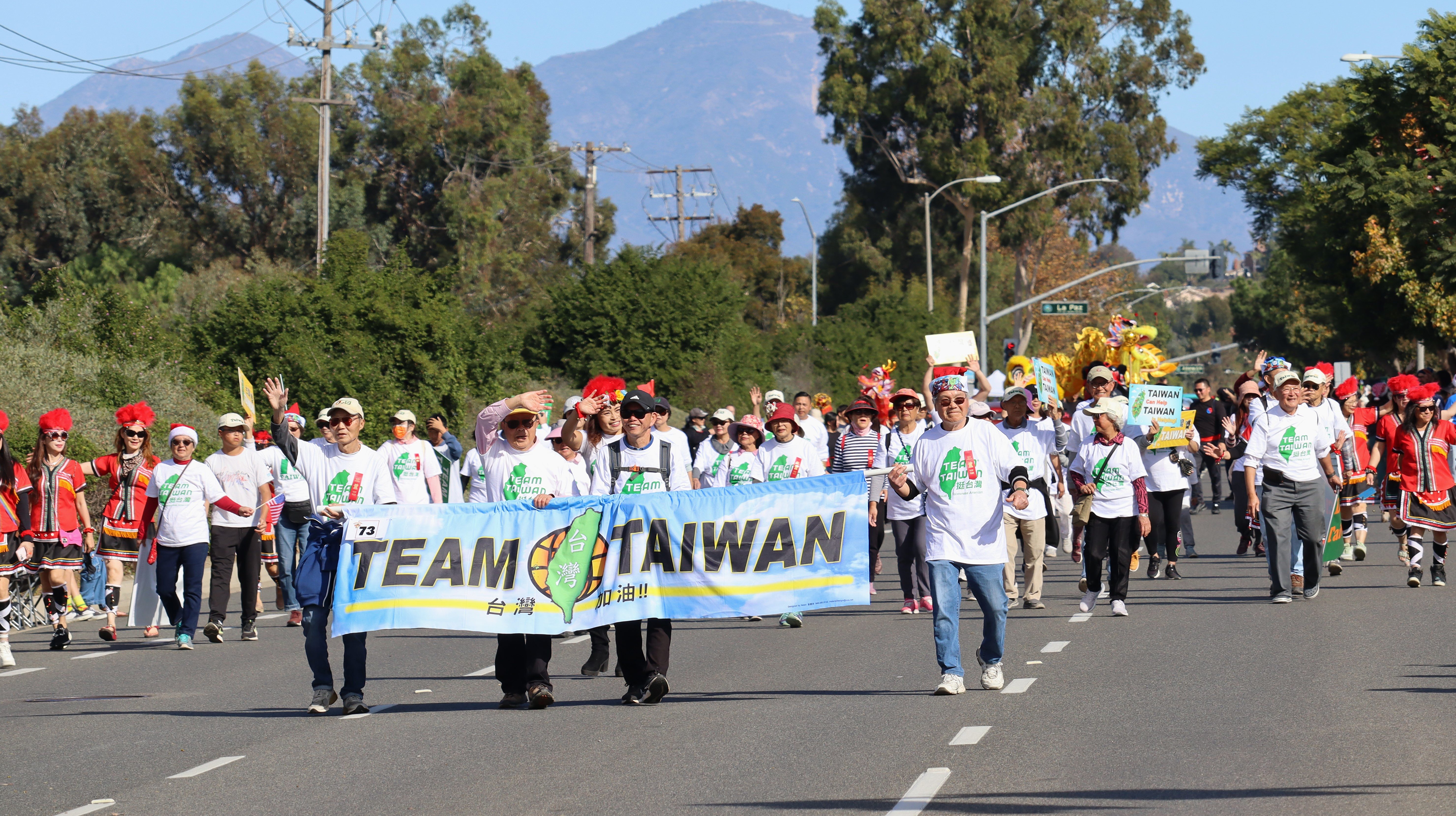 「挺台灣」隊以強大陣容參加橙縣假日遊行