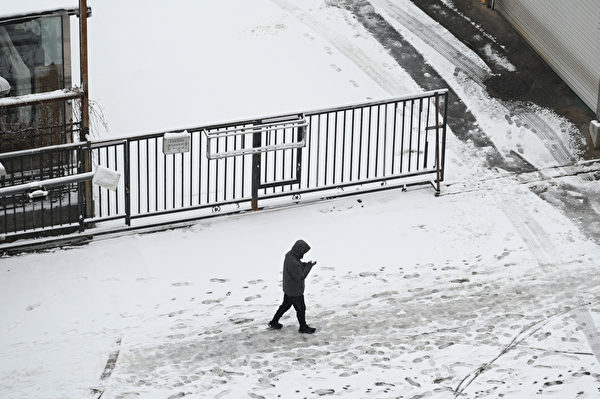 2023年12月11日，北京市降雪，地面积起一层雪。（GREG BAKER/AFP via Getty Images）
