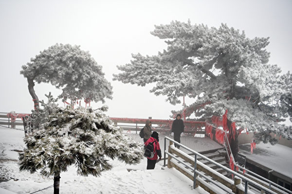 2023年12月11日，陕西渭南华山降雪。（VCG via Getty Images △）