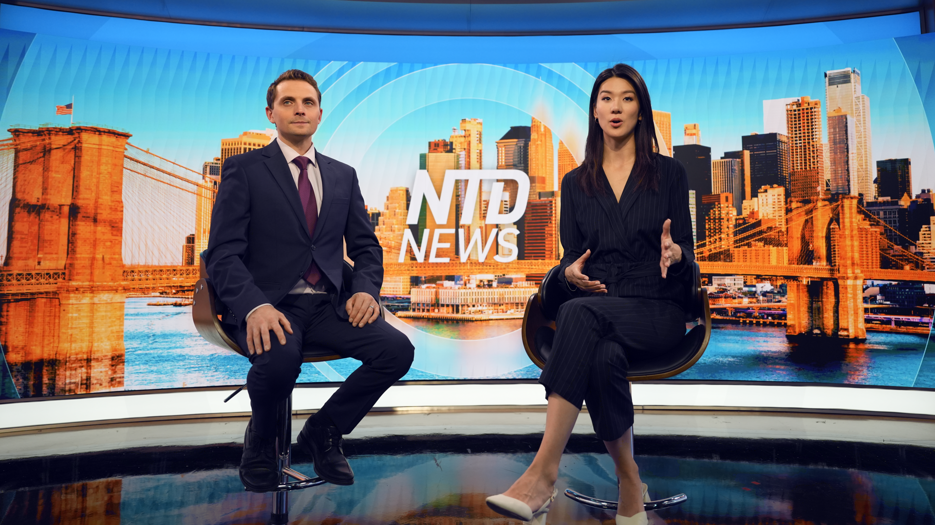 新唐人英文台《早間新聞》(NTD Good Morning)主持人伊芙琳‧李(Evelyn Li)和凱文‧霍根(Kevin Hogan)。(新唐人英文台提供)