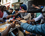 报导：移民服务承包商每天扔掉数千份餐食