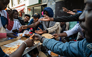 报导：移民服务承包商每天扔掉数千份餐食