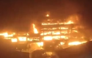 湖南百货市场起火 五层楼被烧 商家损失惨重