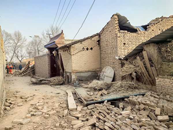 2023年12月19日，甘肃6.2级地震发生后，当地居民房屋受损严重。(Jia Shengyang/VCG via Getty Images △)
