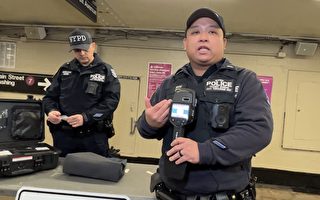 纽约市警展示反恐安检方法 试纸一抹即知危险品