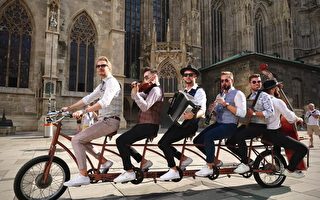 在一辆自行车上演奏的管弦乐队 穿越10国
