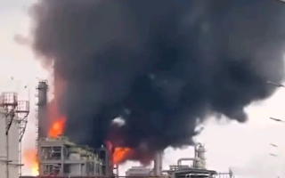 山东一化工厂爆炸 巨大火球腾空而起